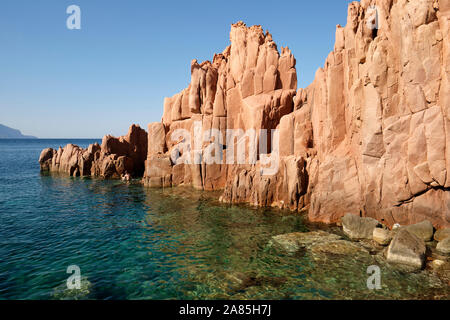 Das Rocce Rosse/Porphyr Red Rocks Beach auf der Sardinien Küste bei Arbatax Tortolì, Ogliastra Küste, Sardinien, Italien Stockfoto