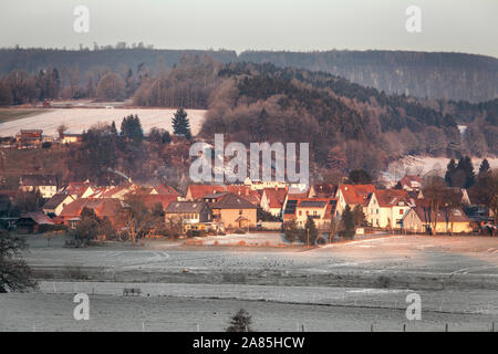 Blick auf Wahmbeck im Winter, Bodenfelde, Landkreis Northeim, Niedersachsen, Deutschland, Europa Stockfoto