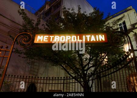 Metropolitain Zeichen beleuchtet in der Nacht in Paris Frankreich Stockfoto