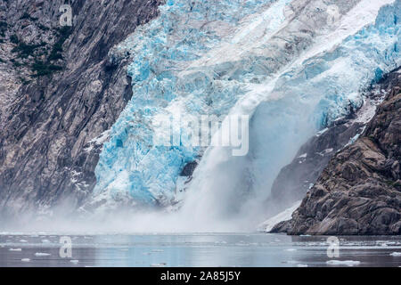 Ein Gletscher mit blauen Eis in den Kenai Fjords National Park in Alaska. Stockfoto
