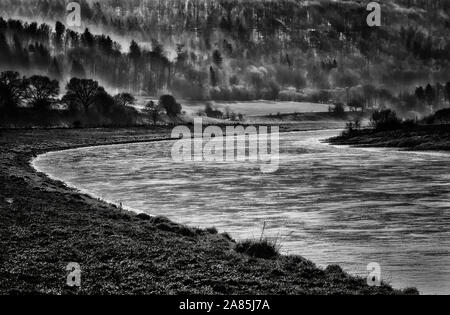 Weser im Winter, in der Nähe von Oberweser, Gewissenruh, Weserbergland, Nordrhein-Westfalen, Hessen, Deutschland Stockfoto