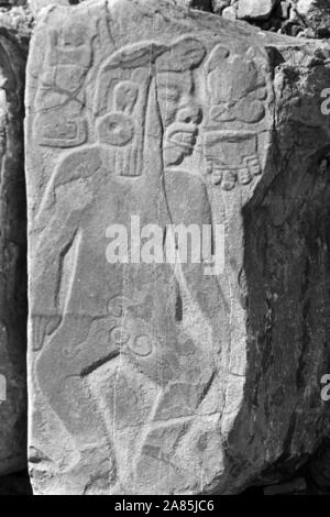 Tänzer mit Steinplatten in Monte Albán, Oaxaca, Mexiko, 1960. Tänzer auf Steinplatten in Monte Albán, Oaxaca, Mexiko, 1960. Stockfoto