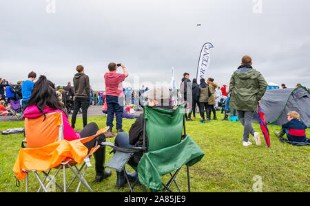 Die Zuschauer sitzen in Falten liegen an einem regnerischen Tag auf nationaler Airshow, East Fortune, East Lothian, Schottland, Großbritannien Stockfoto