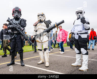 Star Wars Charaktere wie Darth Vader & Stormtrooper Zuschauer auf nationaler Airshow unterhalten, East Fortune, East Lothian, Schottland, Großbritannien Stockfoto