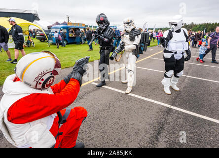 Star Wars Charaktere wie Darth Vader & Stormtrooper Zuschauer auf nationaler Airshow unterhalten, East Fortune, East Lothian, Schottland, Großbritannien Stockfoto