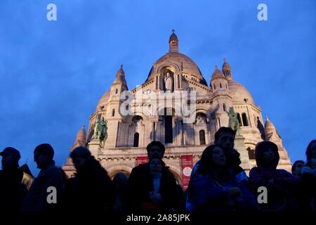 Massen an der Sacre Coeur, Paris, Frankreich in der Dämmerung Stockfoto