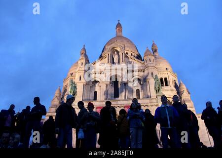 Massen an der Sacre Coeur, Paris, Frankreich in der Dämmerung Stockfoto