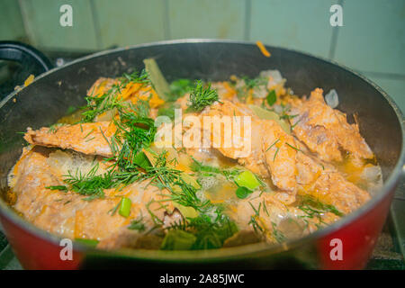 Fleisch mit Zwiebeln, Karotten, Dill und Lorbeerblatt ist geschmort in eine Pfanne geben. Home Kochen Stockfoto