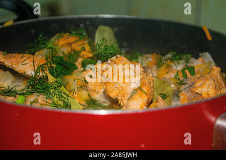 Fleisch mit Zwiebeln, Karotten, Dill und Lorbeerblatt ist geschmort in eine Pfanne geben. Home Kochen Stockfoto