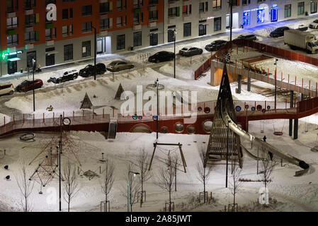 Moskau. Dezember 2018. Spielplatz. Kühlen Ort zu spielen. Kinderspielplatz in einer Winternacht im Licht der Laternen. Stockfoto