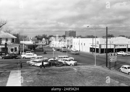 Straßenzug in einem Außenbezirk von Dallas, Texas, 1960er. Blick auf die Straße um in Dallas, Texas, USA, 1960er Jahre. Stockfoto