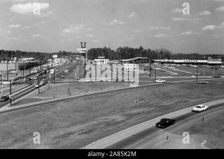 Straßenzug in einem Außenbezirk von Dallas, Texas, 1960er. Blick auf die Straße um in Dallas, Texas, USA, 1960er Jahre. Stockfoto