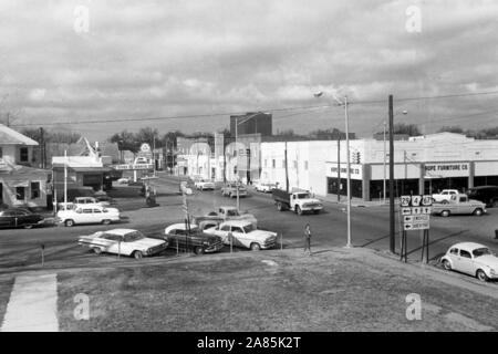 Straßenzug in einem Außenbezirk von Dallas, Texas, 1960er. Blick auf die Straße um in Dallas, Texas, USA, 1960er Jahre. Stockfoto