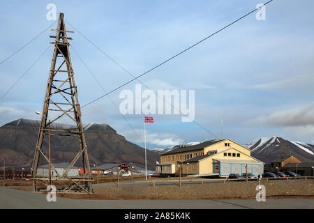 Longyearbyen - die größte Siedlung und das administrative Zentrum der Inseln Svalbard (Spitzbergen) in der hohen Arktis. Stockfoto