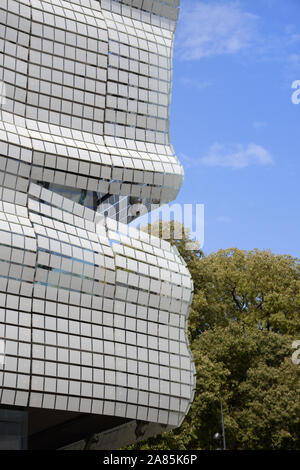 Fassade, Auftragsschweißen Eckfenster des modernistischen Musée de la Romanité oder Römischen archäologischen Museum (2018), von Elizabeth de Portzamparc, Nimes Frankreich Stockfoto