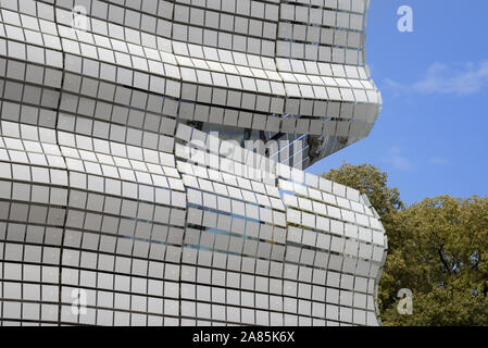 Fassade, Auftragsschweißen Eckfenster des modernistischen Musée de la Romanité oder Römischen archäologischen Museum (2018), von Elizabeth de Portzamparc, Nimes Frankreich Stockfoto