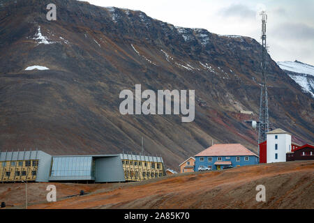 Longyearbyen - die größte Siedlung und das administrative Zentrum der Inseln Svalbard (Spitzbergen) in der hohen Arktis. Stockfoto