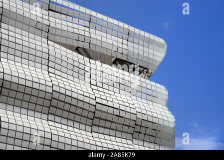 Fassade, Auftragsschweißen Eckfenster des modernistischen Musée de la Romanité oder Römischen archäologischen Museum (2018), von Elizabeth de Portzamparc, Nimes Frankreich Stockfoto