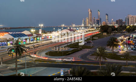 Abu Dhabi Skyline der Stadt, schöne Aussicht auf die Wahrzeichen der Stadt und der Corniche Street bei rush hour in hoher Exposition Stockfoto