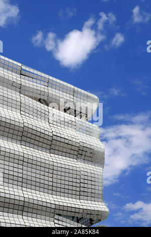 Fassade & Verkleidungen des modernistischen Musée de la Romanité oder Römischen archäologischen Museum (2018), von Elizabeth de Portzamparc, Nimes Frankreich Stockfoto