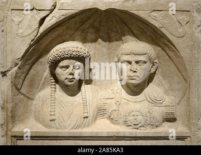 Römische Paar Portrait Stele Licinna Flavilla & Sextius Adgennius Macrinus auf römischen Grabstein, Sarkophag oder Tombstone 1-2 nd AD Nimes. Stockfoto