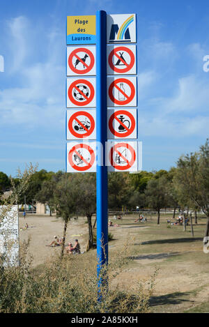 Liste oder Sammlung von Verboten Schilder am Plage de Laurons Strand Martigues auf die blaue Küste oder La Côte Bleue Provence Frankreich Stockfoto
