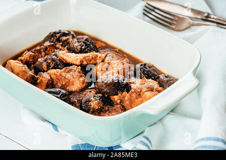 Pflaume Huhn mit Sojasauce, Ahornsirup und Orangensaft Stockfoto