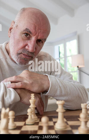 Ältere Mann spielt Schach Stockfoto