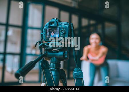 Moderne schwarze Kamera filmen Junge fitness Blogger Stockfoto