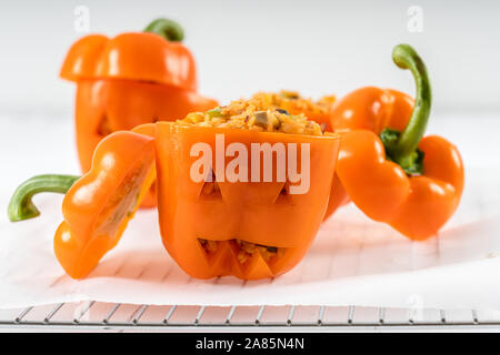 Spooky Halloween Reis und Pilzen gefüllte Paprika Stockfoto