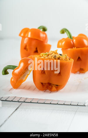 Spooky Halloween Reis und Pilzen gefüllte Paprika Stockfoto