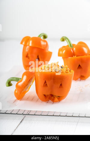 Spooky Halloween Reis und Pilzen gefüllte Paprika Stockfoto