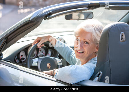 Ältere Frau in ihrem Sportwagen Stockfoto