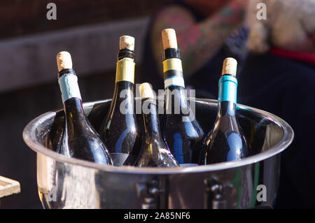 Flaschen Champagner im Eiskübel Stockfoto