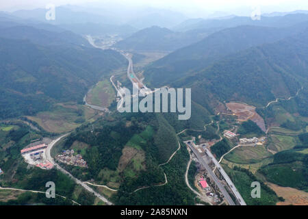 Baise. 6 Nov, 2019. Luftaufnahme auf Nov. 6, 2019 zeigt eine Ansicht des Leye-Baise Highway im Süden Chinas Autonomen Region Guangxi Zhuang genommen. Nach Leye-Baise Autobahnbau Hauptquartier, der größte Teil der Autobahn verbindet Leye Grafschaft und Baise Stadt ist fast abgeschlossen und wird qualifiziert werden bis Ende des Jahres zu öffnen. Die Fertigstellung der Autobahn wird am Ende der Geschichte der Null Highway zwischen den beiden Regionen und Verkehr Bequemlichkeit zu den lokalen Leuten bringen. Credit: Zhou Hua/Xinhua/Alamy leben Nachrichten Stockfoto