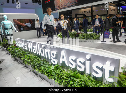 (191106) - SHANGHAI, November 6, 2019 (Xinhua) - ein Besucher Erfahrungen Honda Walking Assist im Automobil Ausstellung während des zweiten China International Import Expo (CIIE) in Shanghai, China, November 6, 2019. Das National Exhibition & Convention Center in Shanghai eine große Anzahl von Besucher am zweiten Tag der CIIE begrüßt. (Xinhua / Ding Ting) Stockfoto