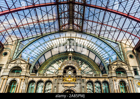 Innenraum der oberen Ebene der Hauptbahnhof von Antwerpen mit Eisen und Glas dach - Belgien. Stockfoto