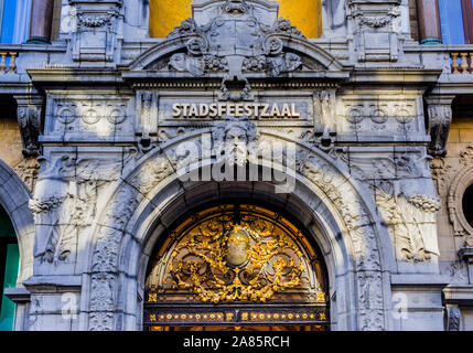 Detail der Eingang zur Stadt Stadsfeestzall (Festsaal) Shopping Center auf die Meir, Antwerpen, Belgien. Stockfoto