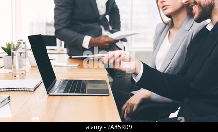 Kollegen diskutieren, Neues Projekt, ich muss sagen, die auf Notebook Stockfoto
