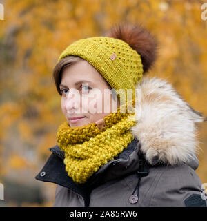 Frau Wandern im Herbst Park. Nachdenklich und Träumen Stockfoto