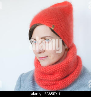 Hübsche, junge Frau mit Hut mit pom Stockfoto