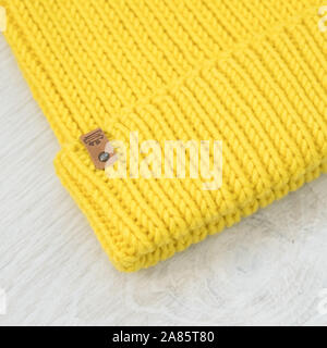 Gemütliche gestrickt gelben Hut Stockfoto