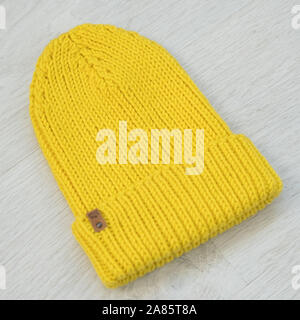 Gemütliche gestrickt gelben Hut Stockfoto