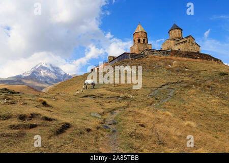 Mtskheta-Mtianeti, Kreuzkuppelkirche Zminda Sameba (Dreifaltigkeitskirche, Gergetier Dreifaltigkeitskirche, Stepantsminda, Kasbegi, Georgien Stockfoto