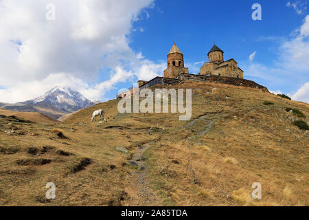 Mtskheta-Mtianeti, Kreuzkuppelkirche Zminda Sameba (Dreifaltigkeitskirche, Gergetier Dreifaltigkeitskirche, Stepantsminda, Kasbegi, Georgien Stockfoto