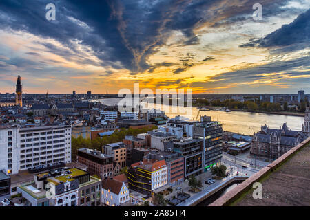 Abendlicher Blick von der Dachterrasse des MAS (Museum aan de Stroom) über die Schelde, Antwerpen, Belgien. Stockfoto