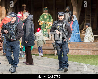 Bewaffnete Polizisten patrouillieren die Kathedrale von Canterbury in Kent auf Mitglieder der Öffentlichkeit nach den Terroranschlaegen auf dem Weihnachtsmarkt Festivals in Berlin im Dezember 2016 beruhigen. Stockfoto
