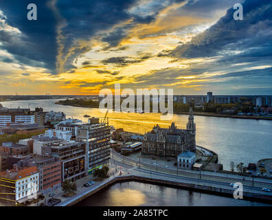 Abendlicher Blick von der Dachterrasse des MAS (Museum aan de Stroom) über die Schelde, Antwerpen, Belgien. Stockfoto