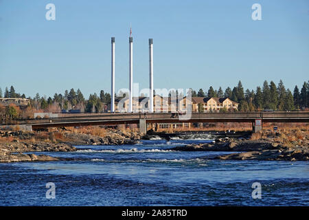 Ein Blick auf die alte Mühle shopping disterict entlang der Deschutes River in Bend, Oregon Stockfoto