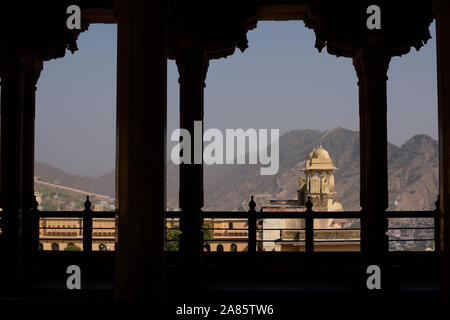 Amer Fort in Amer liegt, mit einer Fläche von vier Quadratkilometern, die Röcke von Jaipur, der Hauptstadt von Rajasthan. Die Stadt von Amer war Ursprung Stockfoto